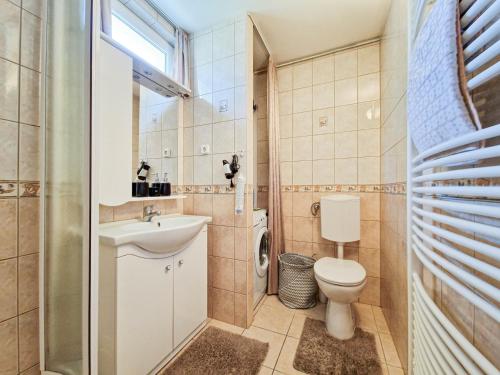 Baño pequeño con aseo y lavamanos en Lepke Apartman, en Harkány