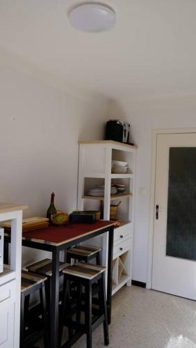 - une cuisine avec une table, des chaises et un tableau noir dans l'établissement Chez Dodi, à Amélie-les-Bains-Palalda