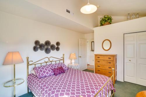 um quarto com uma cama com um edredão roxo em Zion Mountain Guest House with Canyon Vistas! em New Harmony