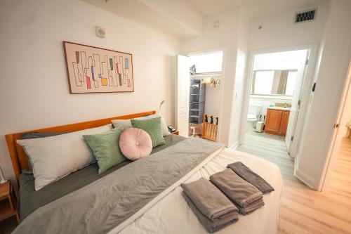 una camera da letto con un grande letto con asciugamani di Orlando Blue Heron Beach Resort Renewed apartment a Orlando