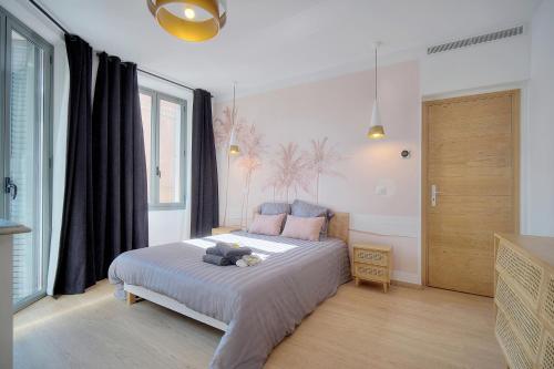 - une chambre avec un lit doté d'oreillers roses et bleus dans l'établissement SUPERB FLAT WITH 2 BEDROOMS NEAR PALAIS CROISETTE 3P2, à Cannes