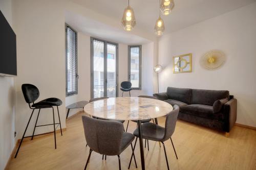 un salon avec une table, des chaises et un canapé dans l'établissement SUPERB FLAT WITH 2 BEDROOMS NEAR PALAIS CROISETTE 3P2, à Cannes