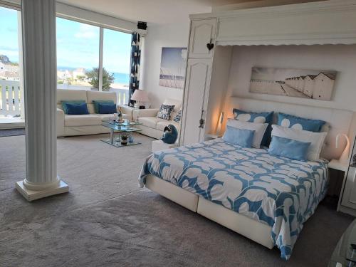エルキにあるGrand loft de 60m2 très lumineux très belle vue sur merのベッドルーム1室(ベッド1台付)、リビングルームが備わります。