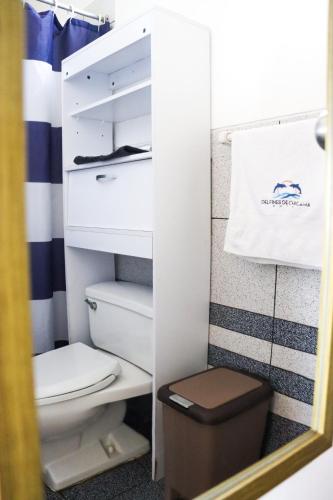 a small bathroom with a toilet and a towel at Delfines de Chicama Hotel in Puerto Chicama