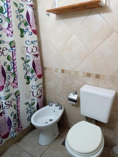 een badkamer met een toilet en een wastafel bij Departamento en Morón in Morón