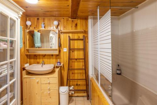 baño con lavabo, aseo y escalera en Chalet D'alpage Authentique, en Queige