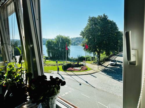 ventana con vistas a la calle y al lago en SeidenStrasse Pension, en Mölln