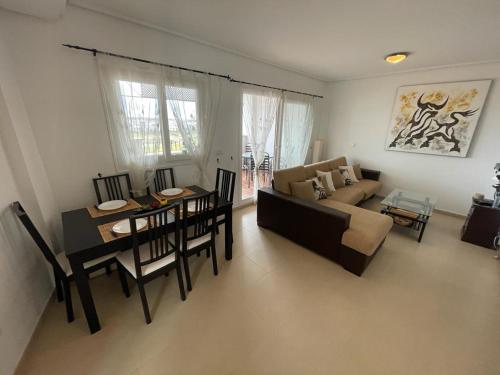 ein Wohnzimmer mit einem Tisch und einem Sofa in der Unterkunft 2 chambres à coucher à Sucina in Murcia