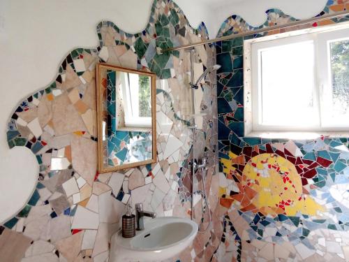 Art house Tufi في Bistrica ob Sotli: حمام مع مرآة ومغسلة