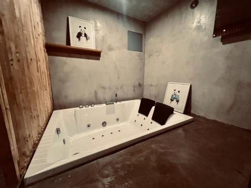- une grande baignoire blanche dans la chambre dans l'établissement House near Paris/Stade de France, à Saint-Denis