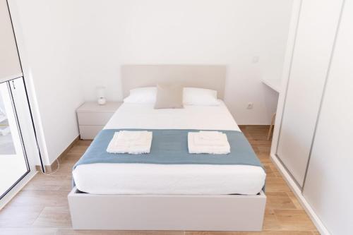 1 dormitorio con 2 camas y toallas. en Refugio das Vinhas en Celorico de Basto