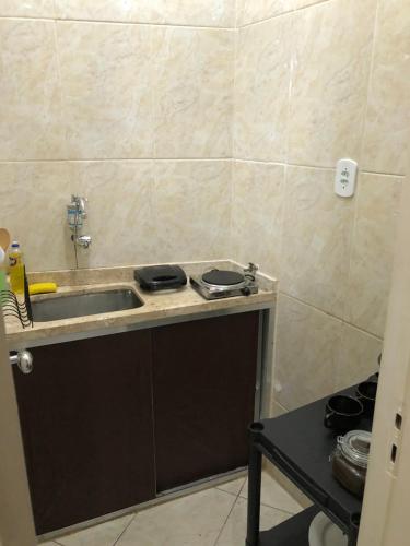 uma cozinha com um lavatório e uma bancada em Carioca no Rio de Janeiro