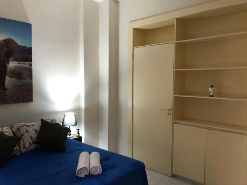 Un dormitorio con una cama con dos zapatos blancos. en Carioca en Río de Janeiro