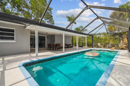 basen na podwórku domu w obiekcie Heated Pool! Paradise in Midtown Tampa 3B2B w mieście Tampa