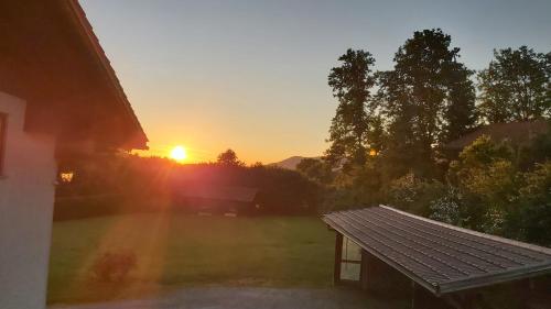 a sunset over a yard with a house at Edenhofer-Kollmer in Drachselsried