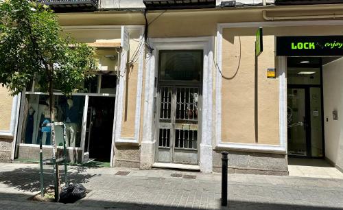 una tienda frente con las puertas abiertas en una calle en Love Pink Gran Via, en Madrid