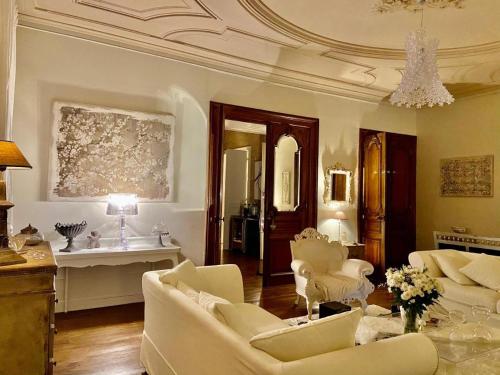 a living room with white furniture and a ceiling at Maison spacieuse avec spa, Niort in Niort