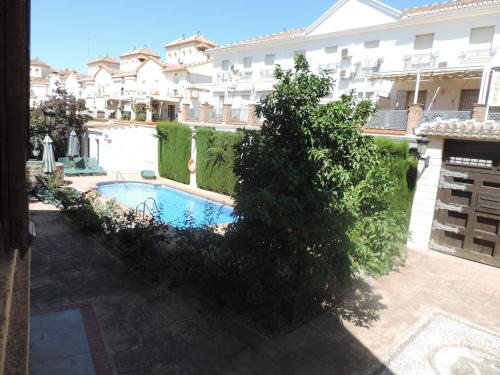 Bazén v ubytovaní APARTAMENTOS CASERIA DE COMARES alebo v jeho blízkosti