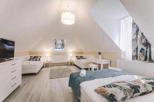sypialnia z łóżkiem i salon w obiekcie Apartmanház Soho w Győr