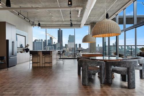 - une cuisine avec une table et une vue sur la ville dans l'établissement NEW apts near Union Park w full amenities - Cloud9-1044, à Chicago