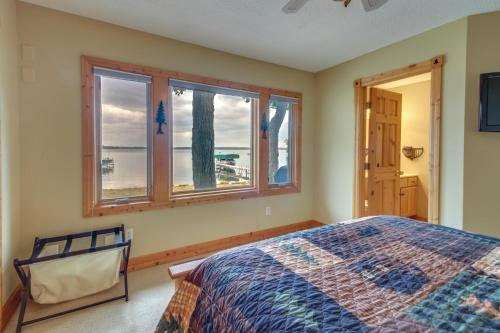 Schlafzimmer mit einem Bett und Meerblick in der Unterkunft Lakefront Isle Escape with Dock and Fire Pit! in Isle