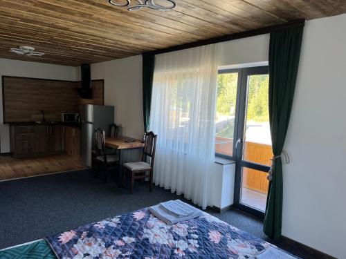 Una cama o camas en una habitación de Alpen Krokus