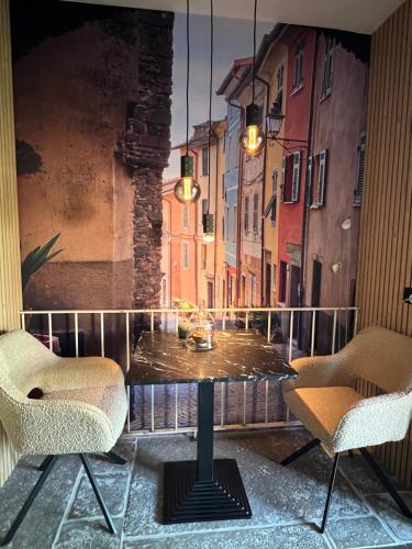 een balkon met een tafel en stoelen in een stadsstraat bij Luxe Mediterraanse Suite in Rijssen