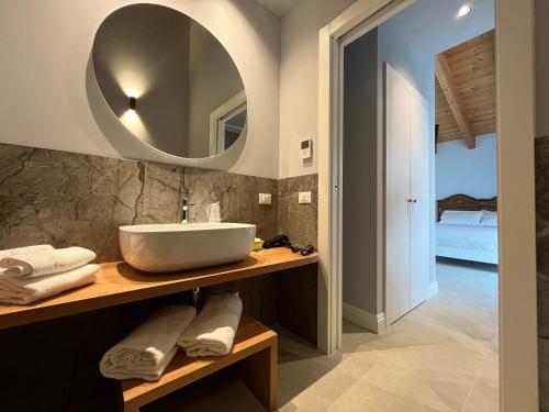 uma casa de banho com um lavatório e um espelho em Agriturismo La Rondinella em Lazise