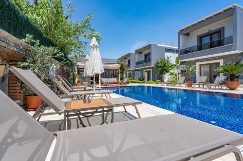 an image of a swimming pool at a villa at Maye Residence in Gümbet