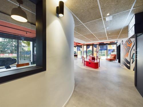 a view of the lobby of a office building at Hife Gentilly Paris Sud Porte d'Italie in Gentilly