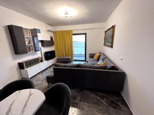薩蘭達的住宿－Alma's appartament，客厅配有沙发和桌子