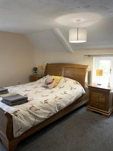 1 dormitorio con cama, ventana y lámpara en Charming cottage en Lyng