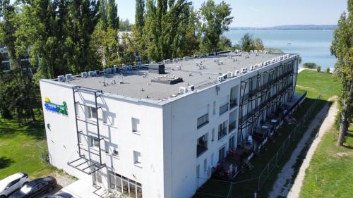 uma vista superior de um edifício branco com muitas janelas em Violett Apartman em Balatonberény