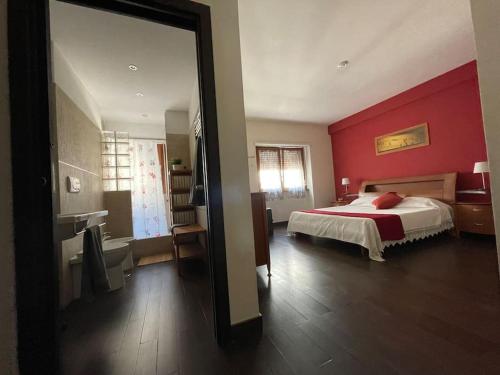 羅馬的住宿－Soul of Rome: Eternita’ ed Eleganza，一间卧室设有一张床和红色的墙壁
