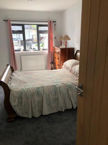 1 dormitorio con cama y ventana en HarbourSide Studio apartment Poole Hamworthy Bh15, en Hamworthy