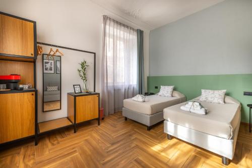 een woonkamer met een bed en een bank bij URBANFLORA in Genua