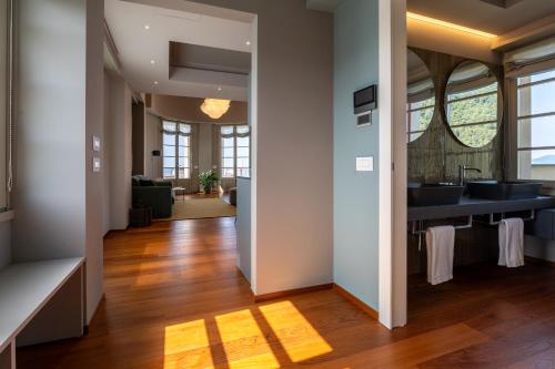 un couloir avec deux lavabos et un salon dans l'établissement Grand Hotel Torre Fara, à Chiavari