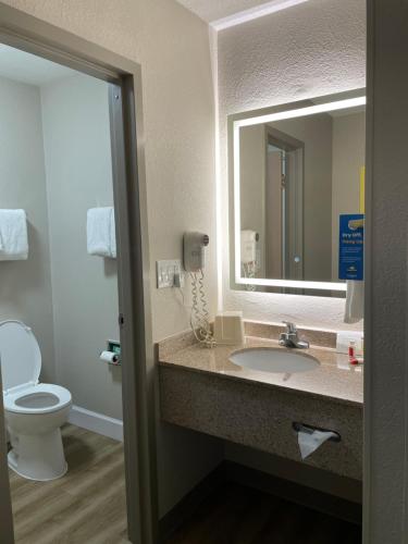 Ένα μπάνιο στο Days Inn by Wyndham Florence Near Civic Center