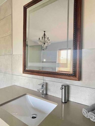 Ένα μπάνιο στο LikeHome gemütliches Privatzimmer im Haus, Hasenfelder Weg 15 in Heinersdorf