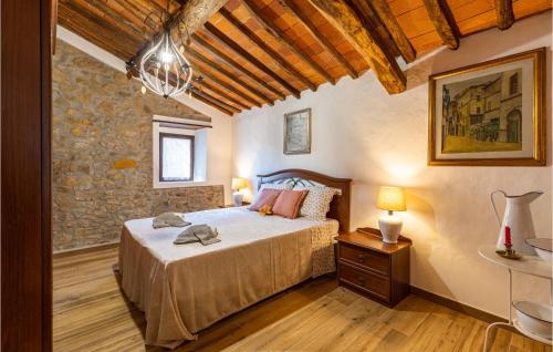 Tempat tidur dalam kamar di Lovely Home In Marliana With Wifi