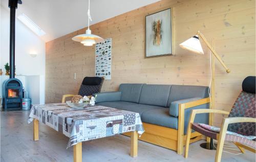2 Bedroom Gorgeous Home In Hvide Sande tesisinde bir oturma alanı