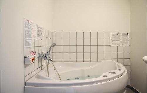 uma banheira na casa de banho com WC em 2 Bedroom Gorgeous Home In Hvide Sande em Hvide Sande