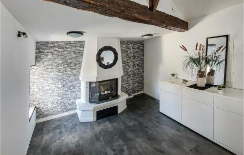 sala de estar con chimenea y pared de ladrillo en 4 Bedroom Awesome Home In Villars en Villars