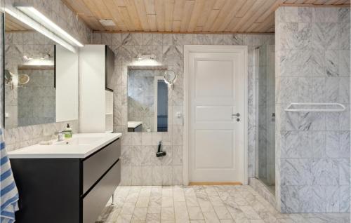 La salle de bains est pourvue d'un lavabo et d'une douche. dans l'établissement Beautiful Home In Juelsminde With House Sea View, à Juelsminde
