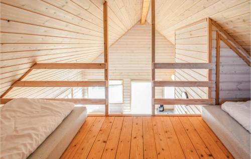 Habitación con cama y suelo de madera. en Hytte 25, en Thyborøn