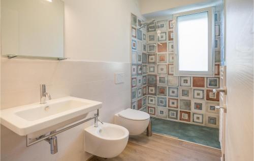 baño con lavabo y aseo y ventana en Pet Friendly Apartment In Pineto With Outdoor Swimming Pool, en Pineto