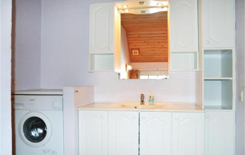 哈博爾的住宿－3 Bedroom Gorgeous Home In Harbore，白色的厨房配有水槽和洗衣机
