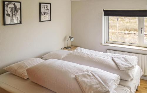 ThyborønにあるAmazing Home In Thyborn With Kitchenの窓付きの客室で、白いベッド2台が備わります。