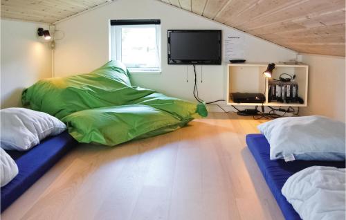 Habitación con 2 pufs y TV. en Beautiful Home In Aabenraa With 5 Bedrooms, Sauna And Wifi, en Loddenhøj