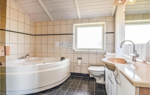 Koupelna v ubytování Pet Friendly Home In Harbore With House A Panoramic View